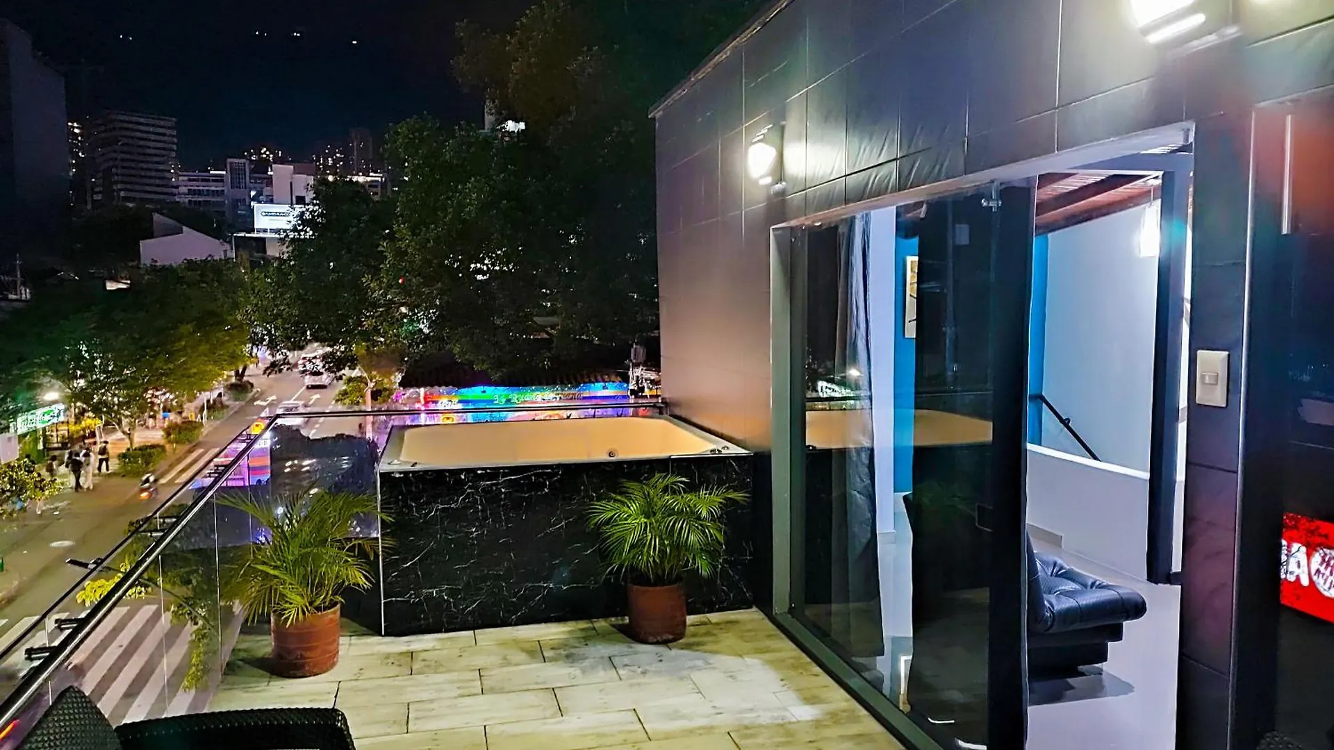 Urban 10 Bdrm Private Apartment With Rooftop Pool & Jacuzzi Medellín