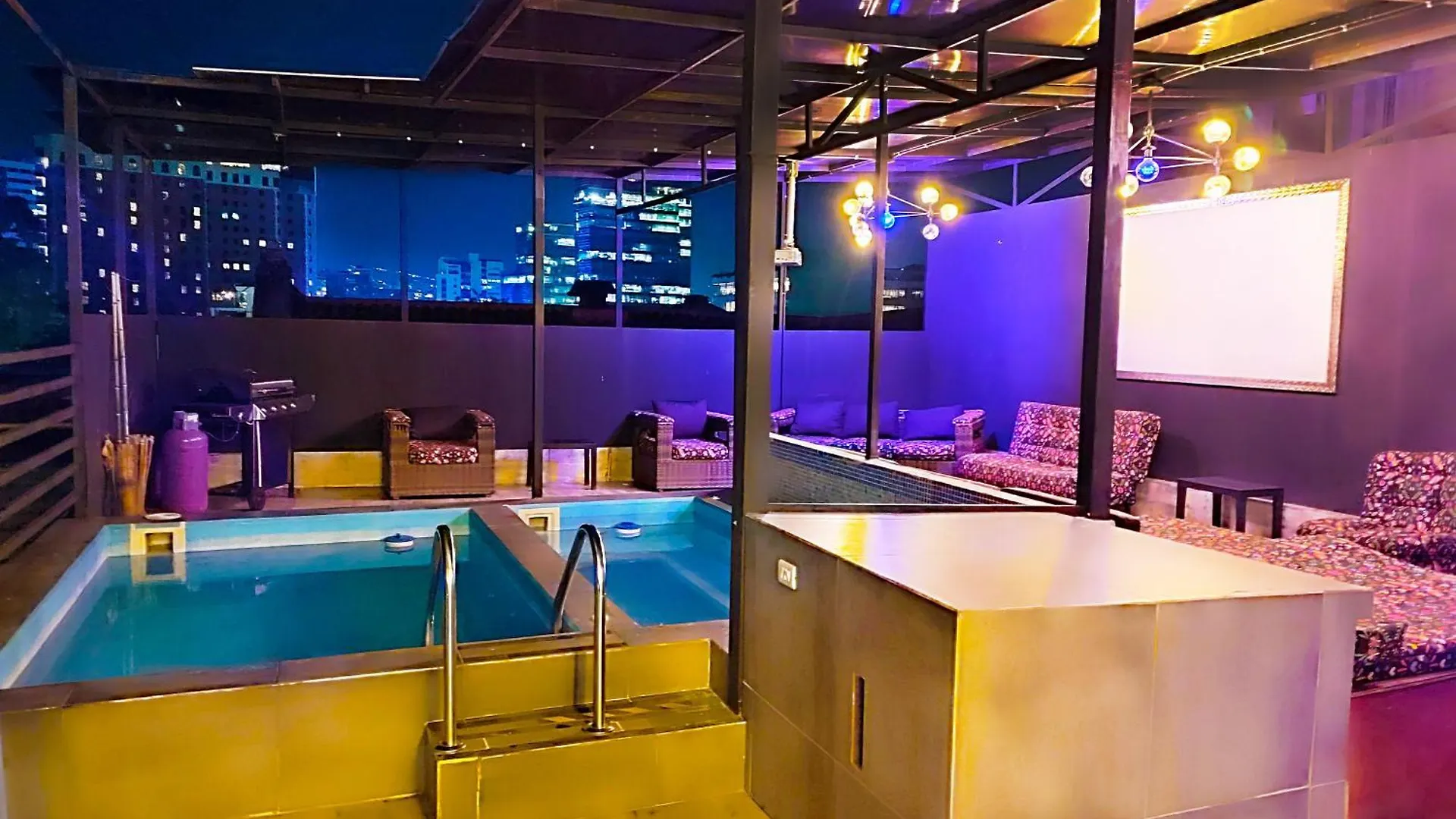 Urban 10 Bdrm Private Apartment With Rooftop Pool & Jacuzzi Medellín