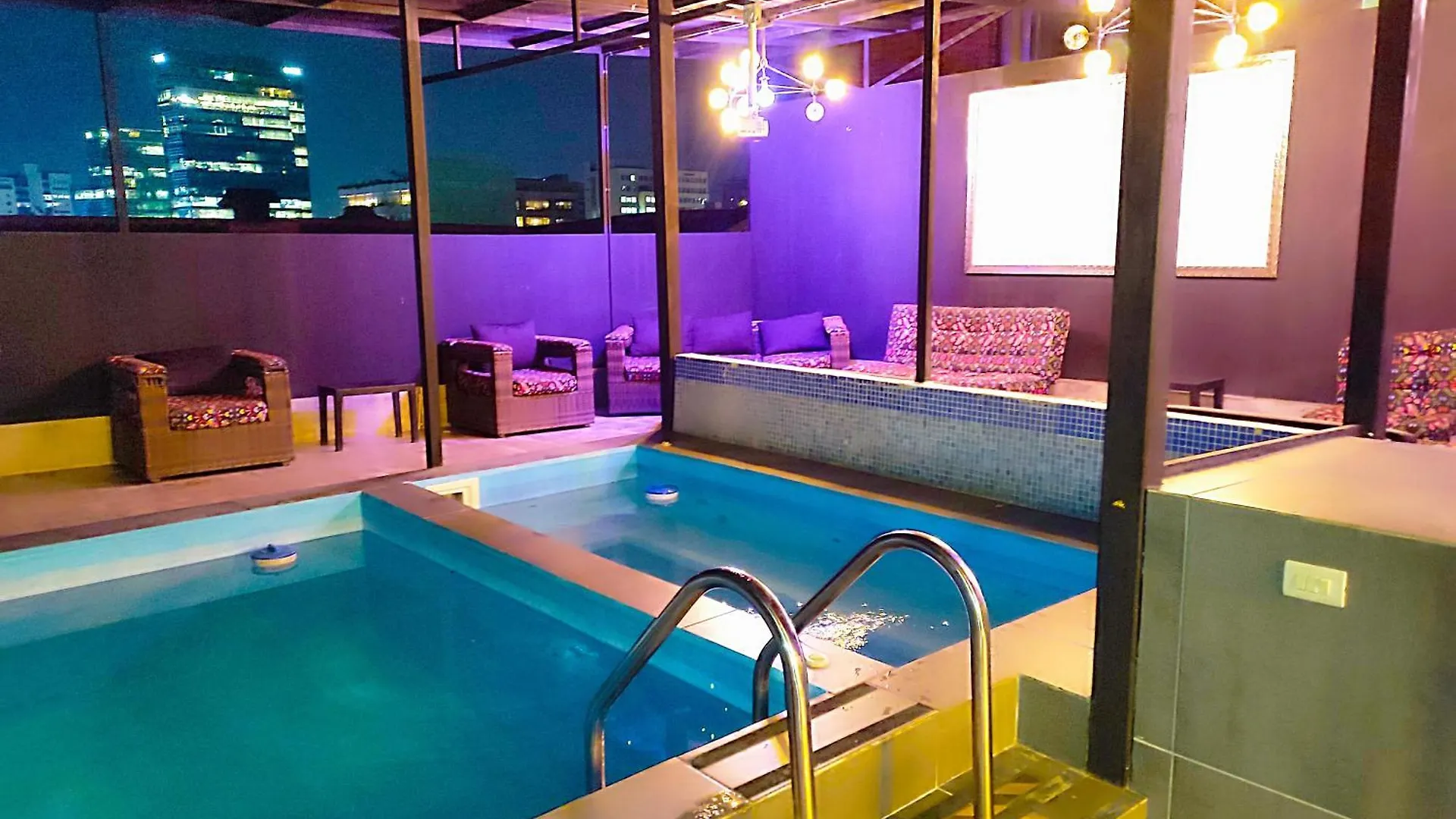 Urban 10 Bdrm Private Apartment With Rooftop Pool & Jacuzzi Medellín