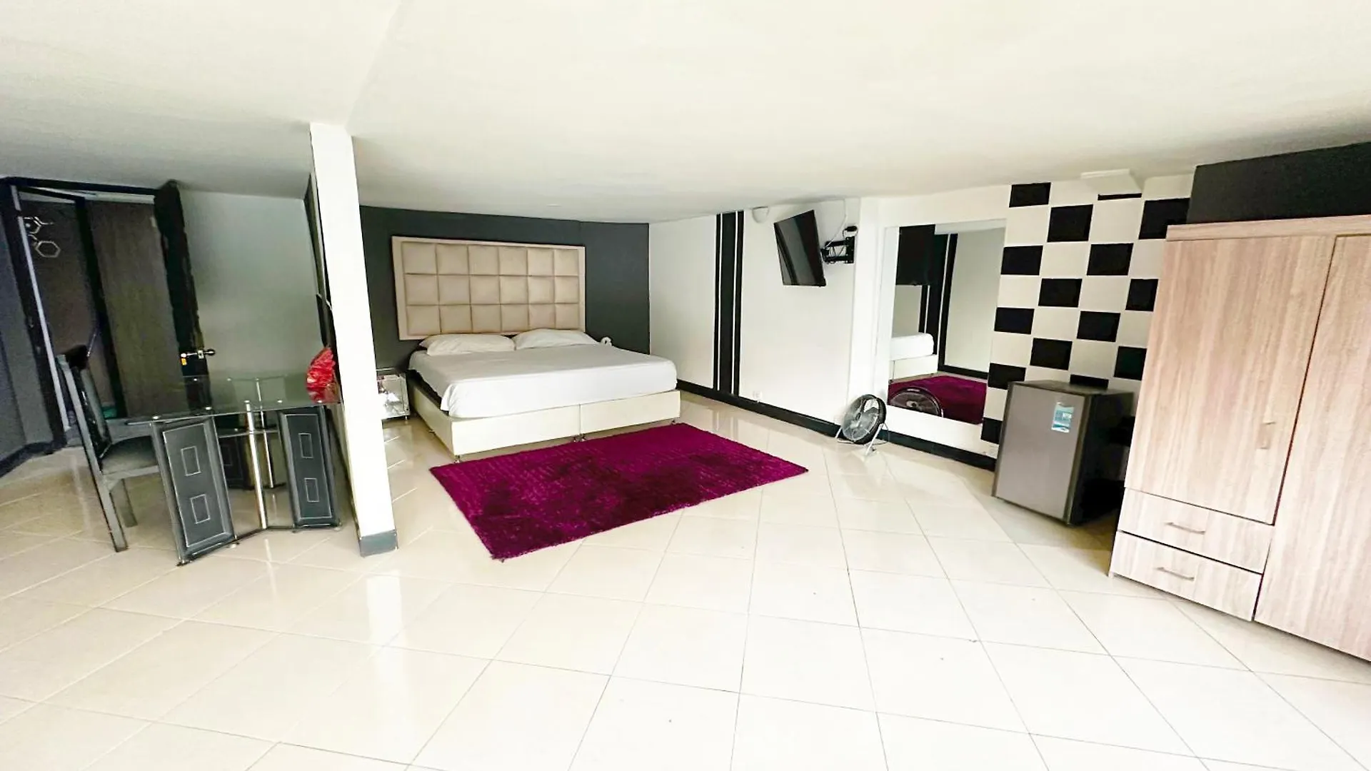 Urban 10 Bdrm Private Apartment With Rooftop Pool & Jacuzzi Medellín 0*,  Kolumbia