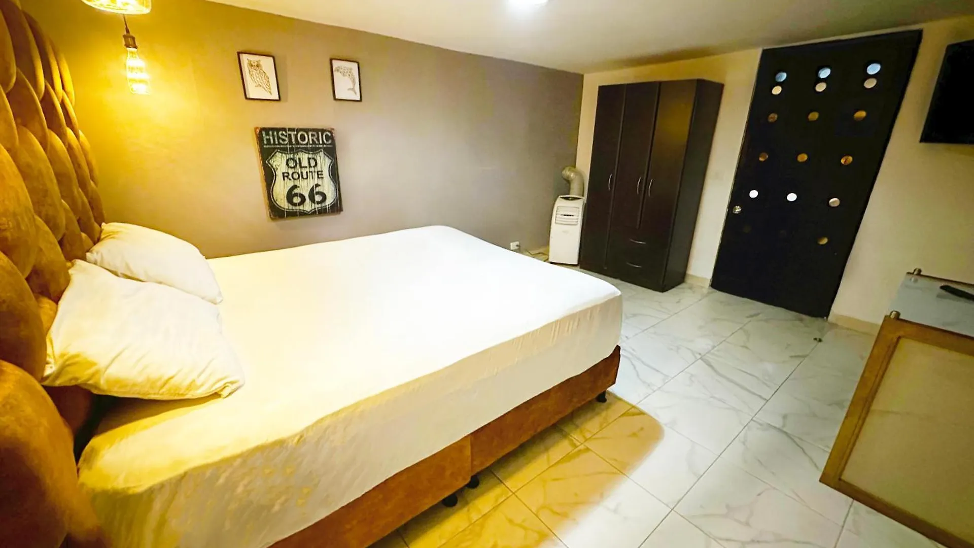 Urban 10 Bdrm Private Apartment With Rooftop Pool & Jacuzzi Medellín