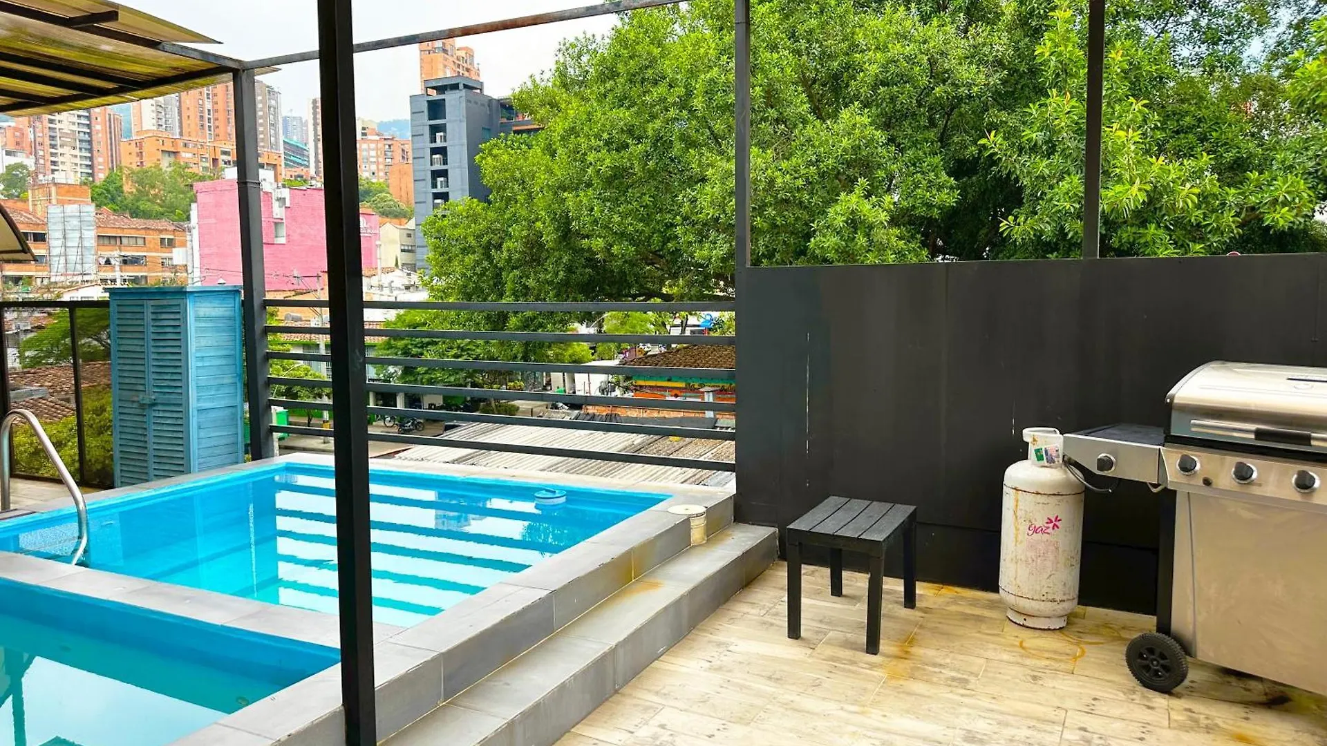Urban 10 Bdrm Private Apartment With Rooftop Pool & Jacuzzi Medellín