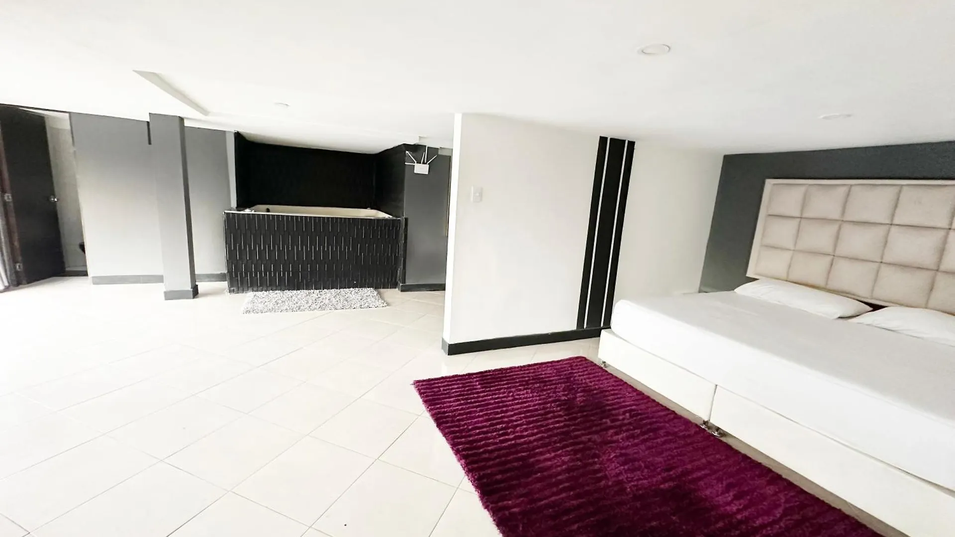 Urban 10 Bdrm Private Apartment With Rooftop Pool & Jacuzzi Medellín