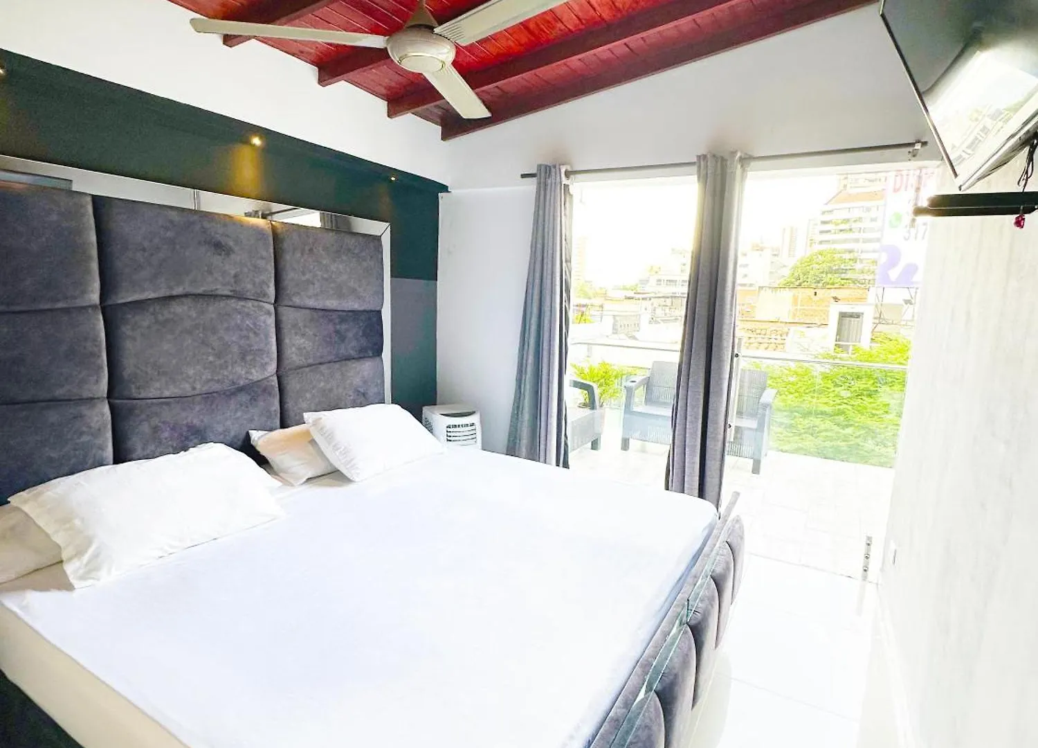 Urban 10 Bdrm Private Apartment With Rooftop Pool & Jacuzzi Medellín Kolumbia