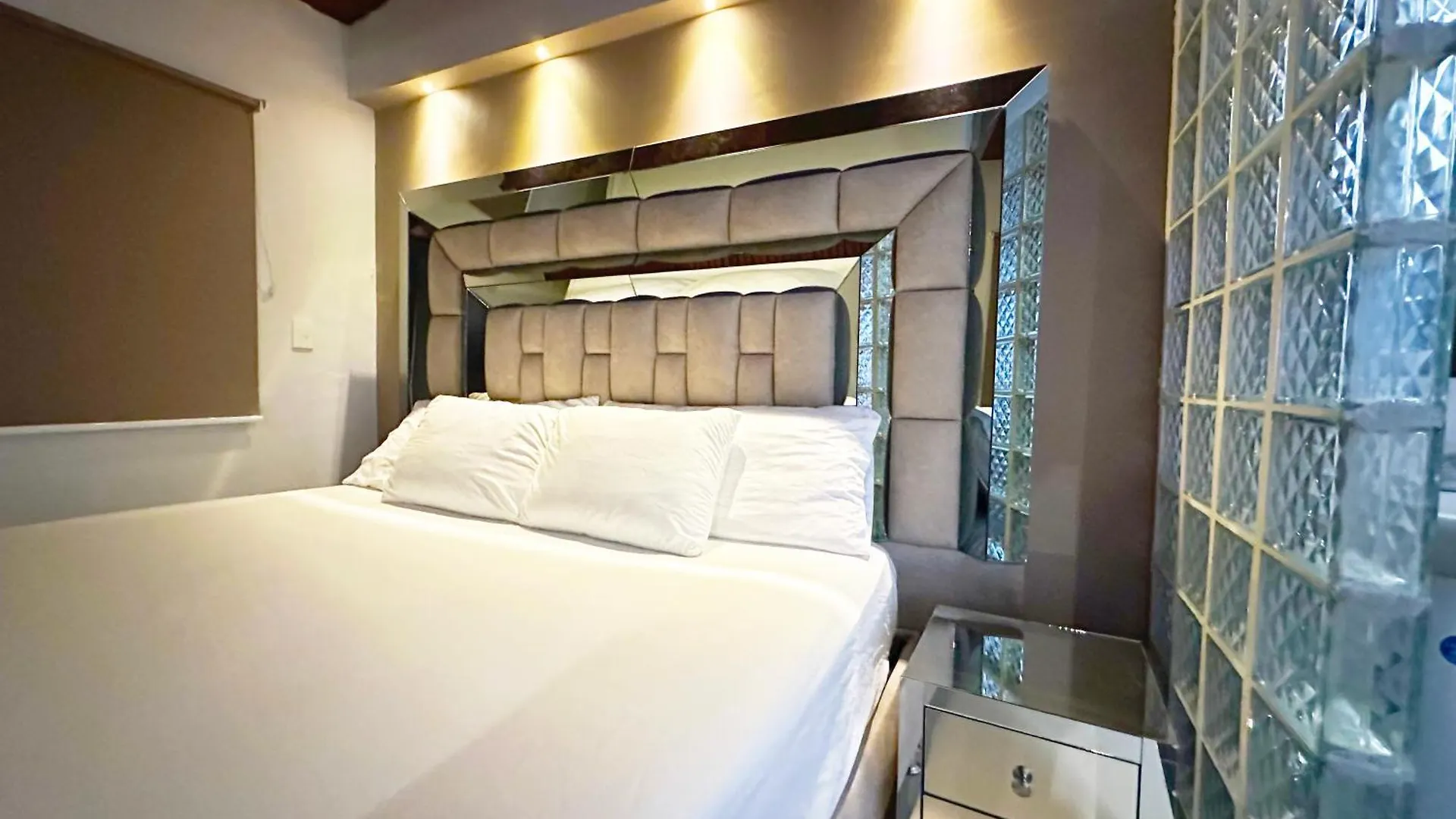 Urban 10 Bdrm Private Apartment With Rooftop Pool & Jacuzzi Medellín 0*,