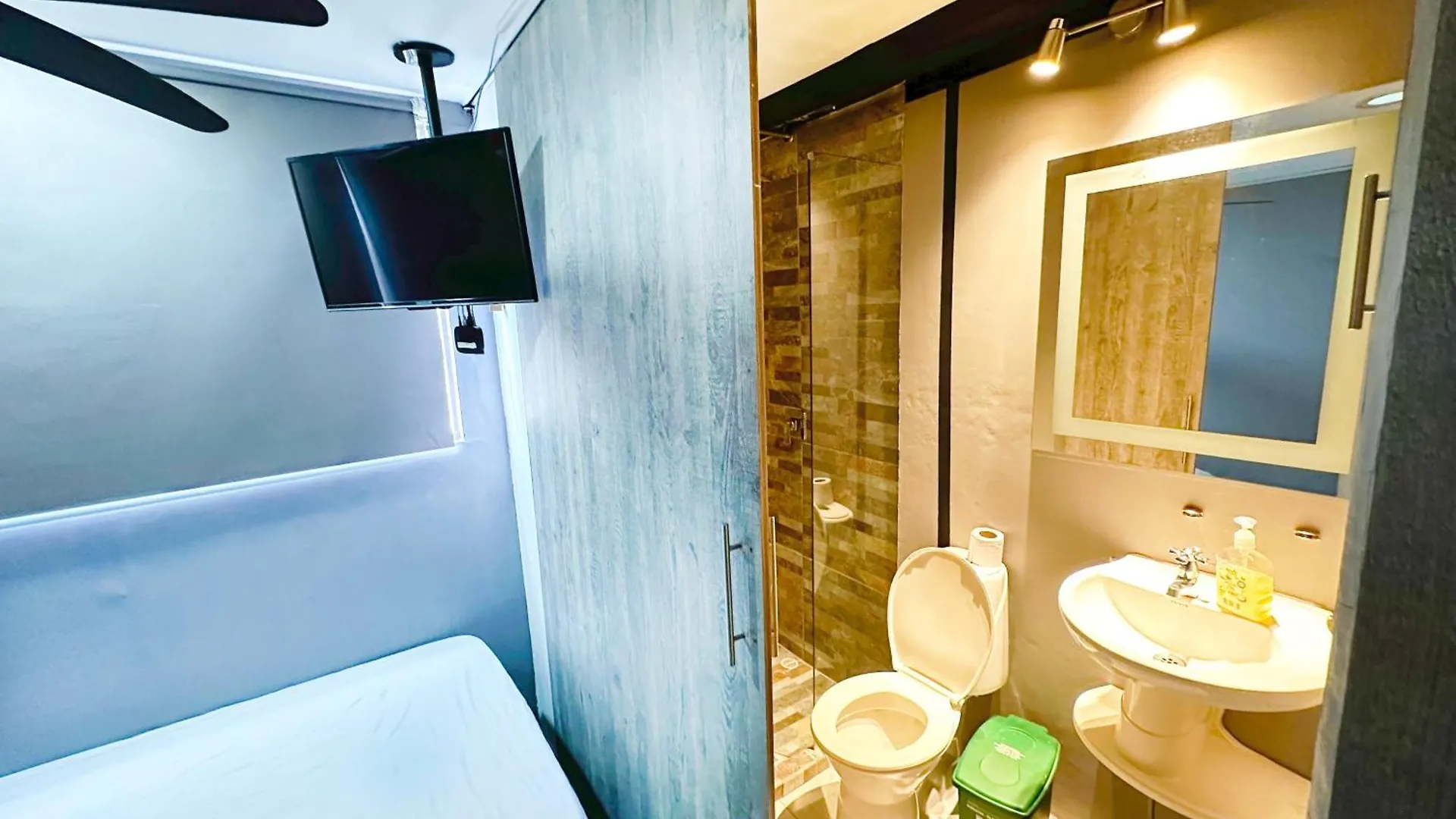 Urban 10 Bdrm Private Apartment With Rooftop Pool & Jacuzzi Medellín