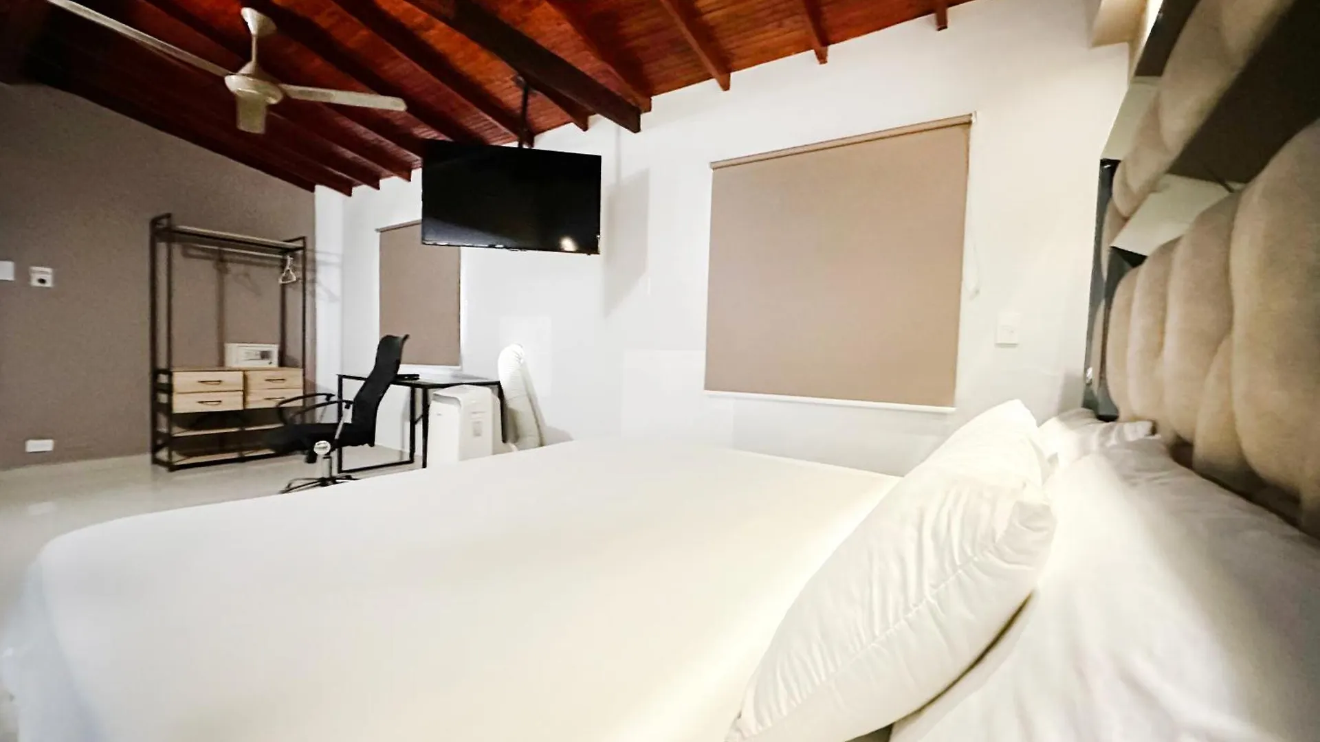 Urban 10 Bdrm Private Apartment With Rooftop Pool & Jacuzzi Medellín