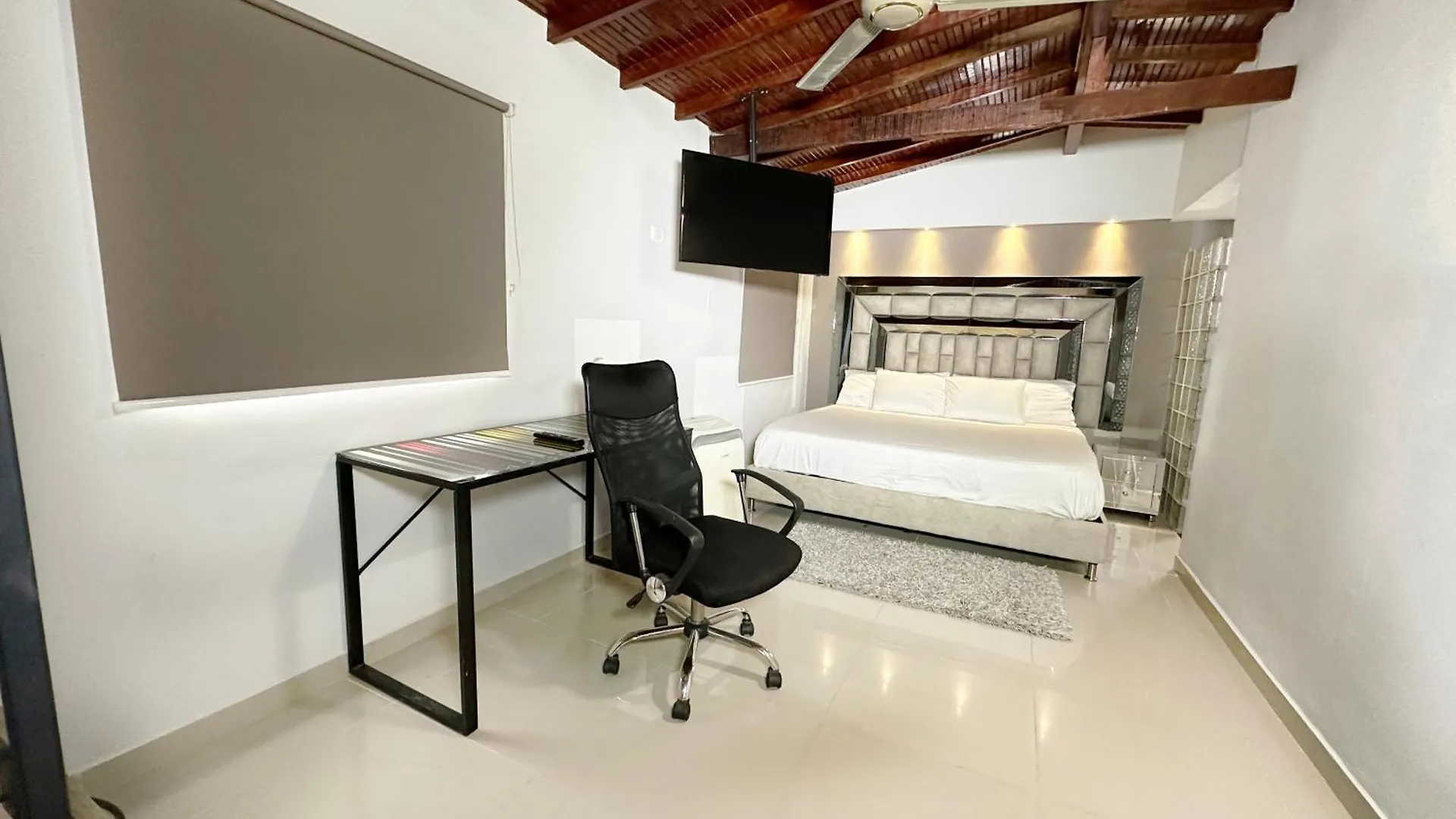 Urban 10 Bdrm Private Apartment With Rooftop Pool & Jacuzzi Medellín