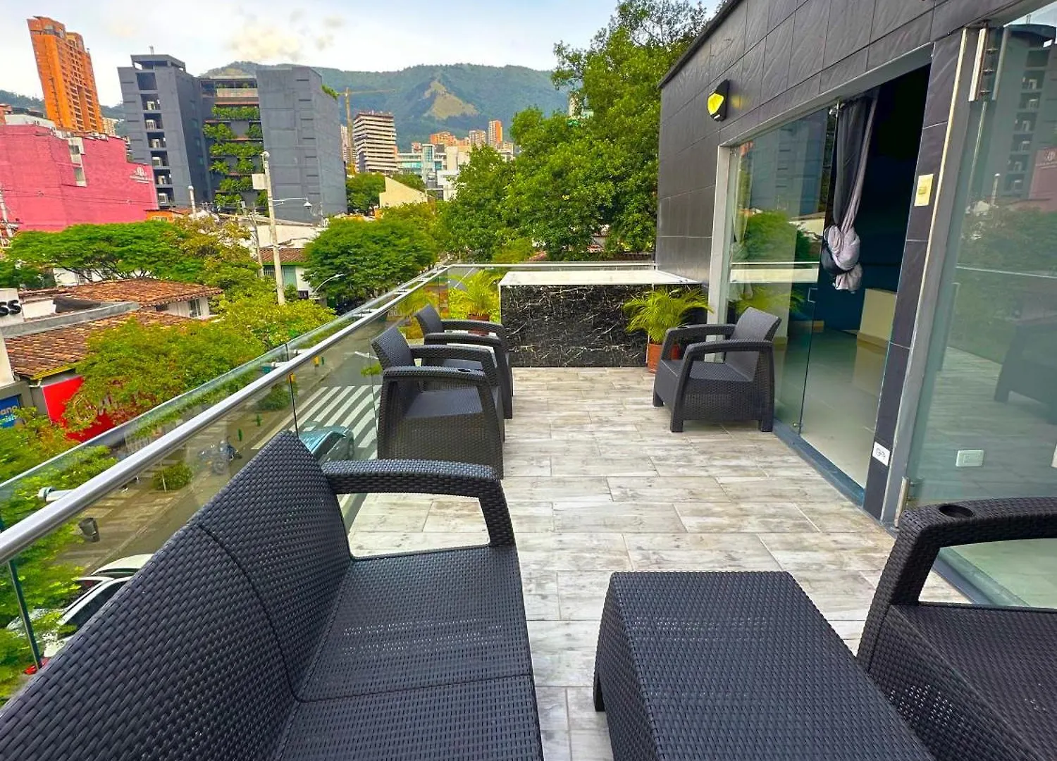 Urban 10 Bdrm Private Apartment With Rooftop Pool & Jacuzzi Medellín