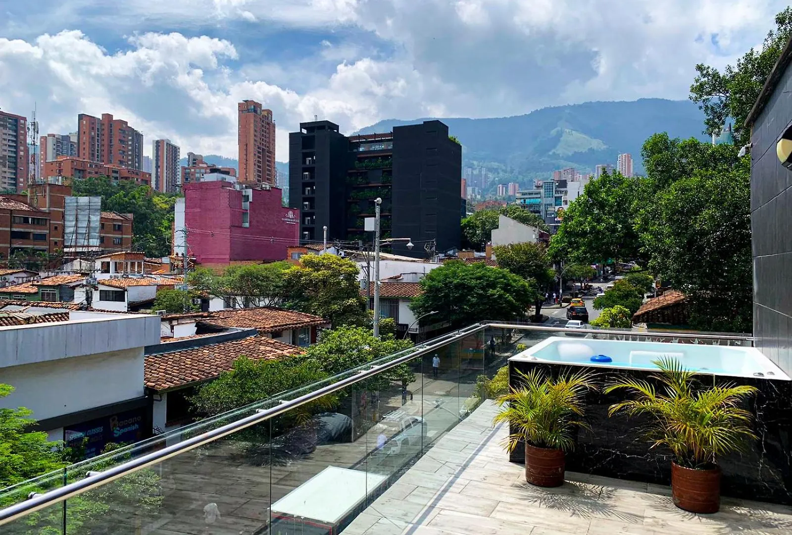 Urban 10 Bdrm Private Apartment With Rooftop Pool & Jacuzzi Medellín