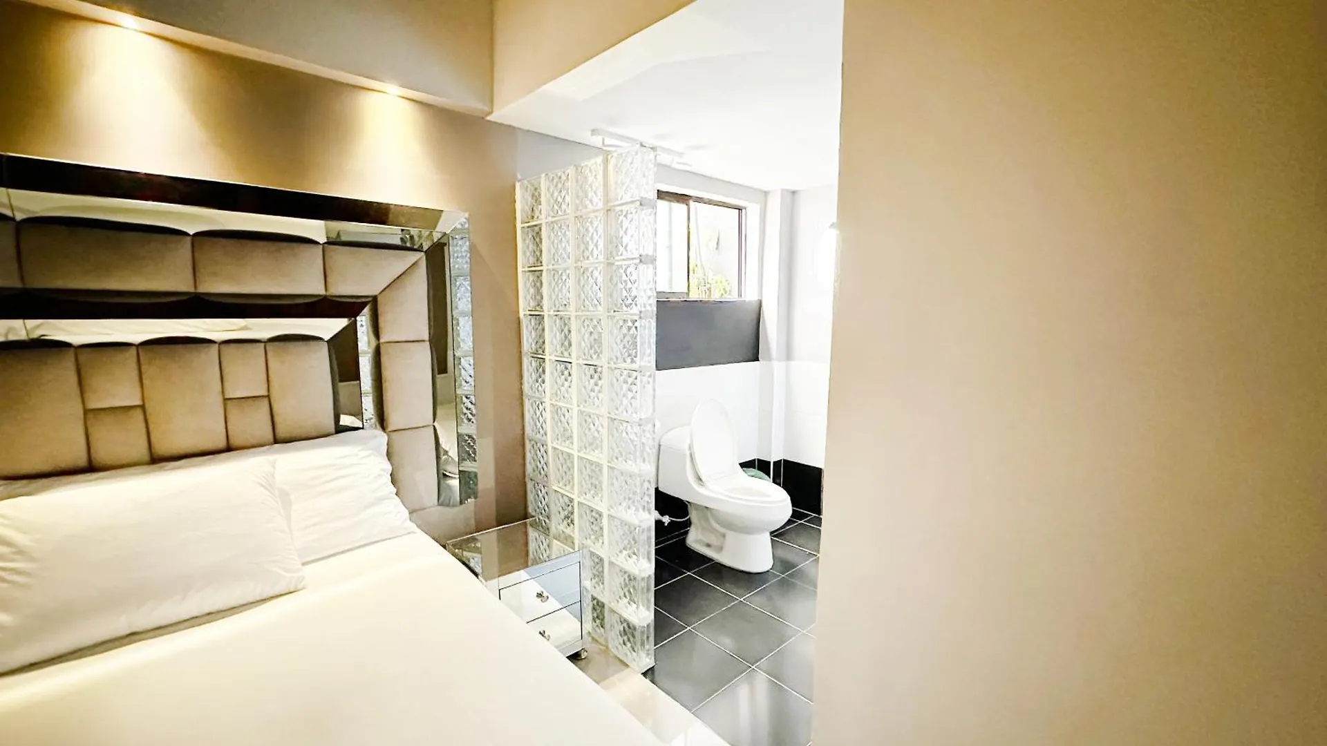 Urban 10 Bdrm Private Apartment With Rooftop Pool & Jacuzzi Medellin 0*,  Colombia