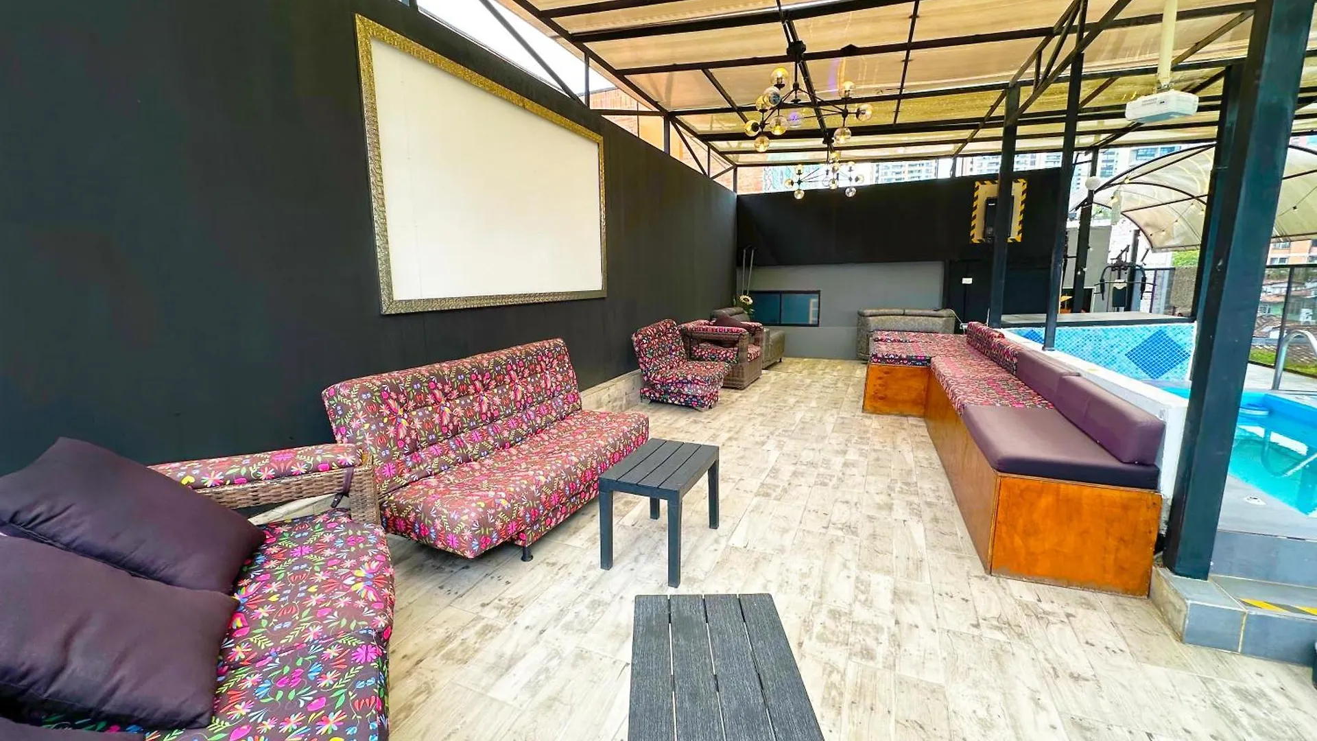 Urban 10 Bdrm Private Apartment With Rooftop Pool & Jacuzzi Medellín