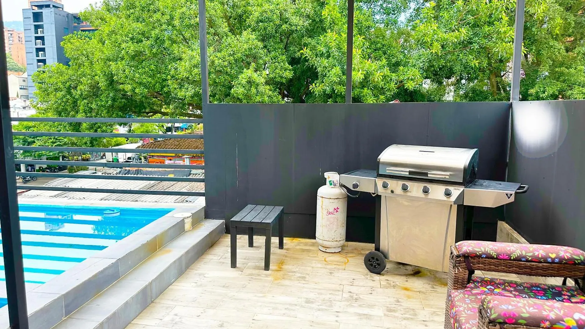 Urban 10 Bdrm Private Apartment With Rooftop Pool & Jacuzzi Medellín