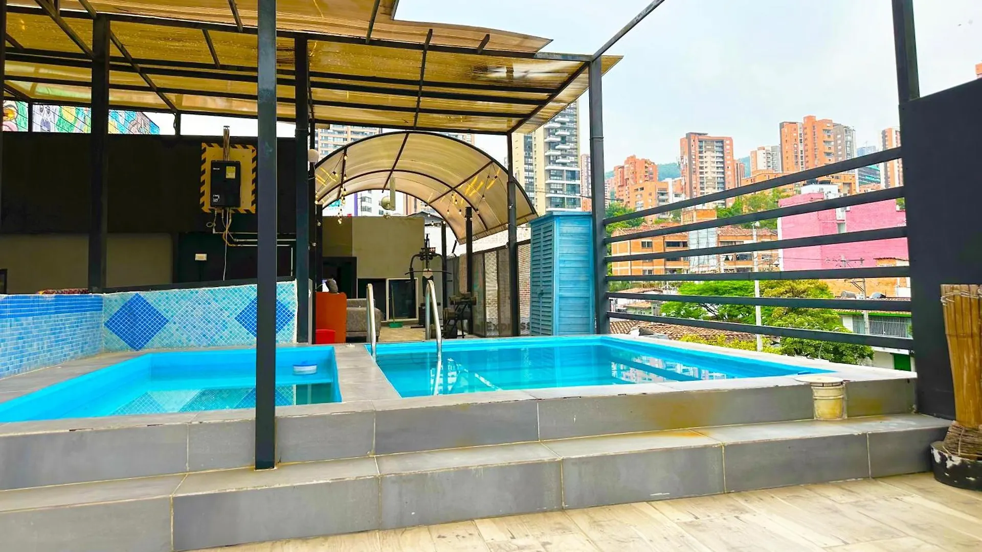 Urban 10 Bdrm Private Apartment With Rooftop Pool & Jacuzzi Medellín Kolombiya